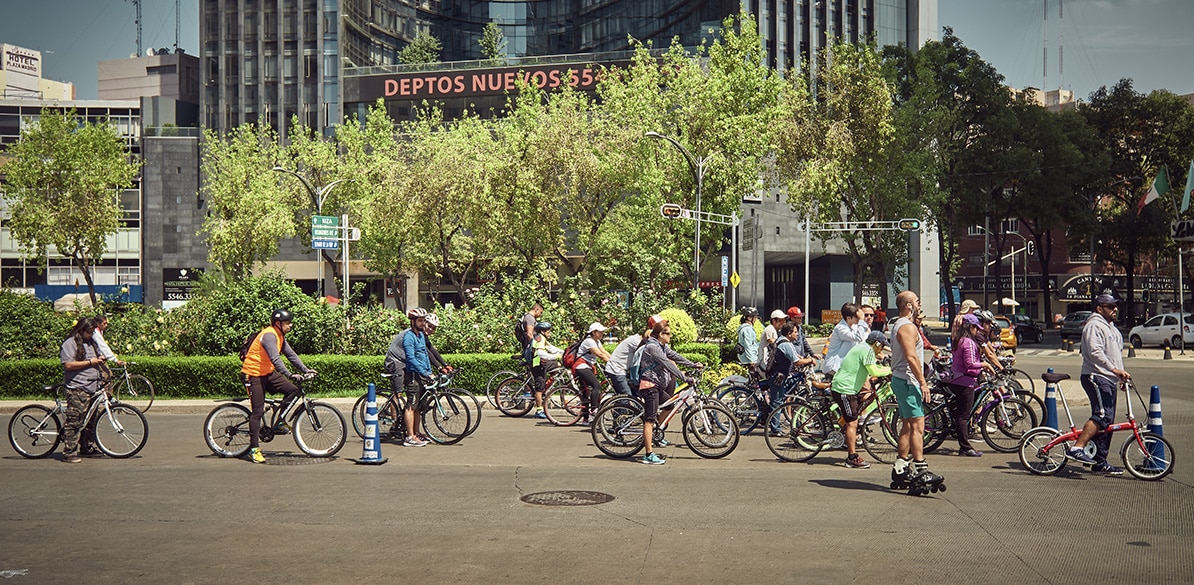 Pedalear para vivir mejor Grupo de ciclistas detenidos en un cruce urbano de Ciudad de México durante una ruta en bicicleta