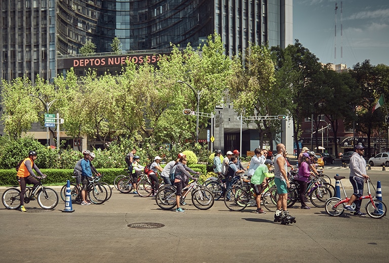 Pedalear para vivir mejor Grupo de ciclistas detenidos en un cruce urbano de Ciudad de México durante una ruta en bicicleta