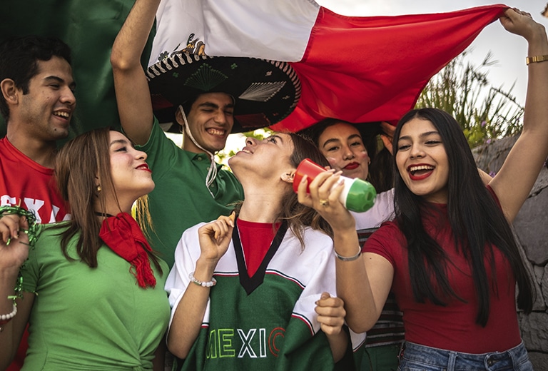 ¡Empieza el Mundial! Aficionados celebran con la bandera de México durante el Mundial 2026