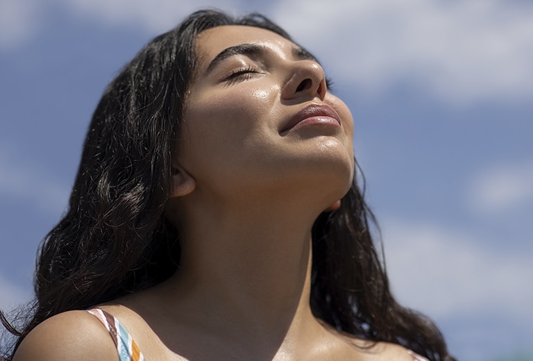 Este otoño tienes un reto: cuidar tu salud Mujer disfrutando de un momento de bienestar al aire libre